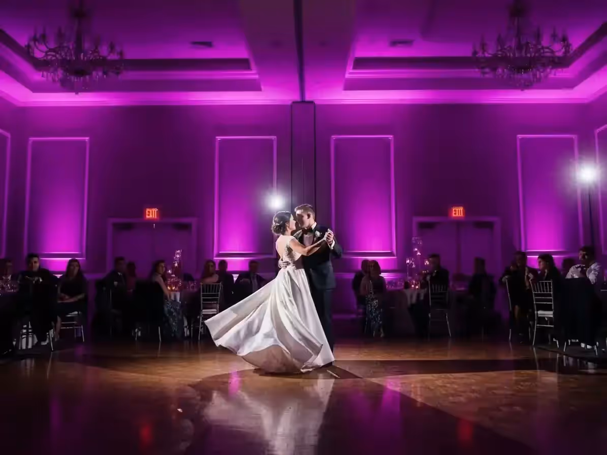 Banquete con zona vestida en morado