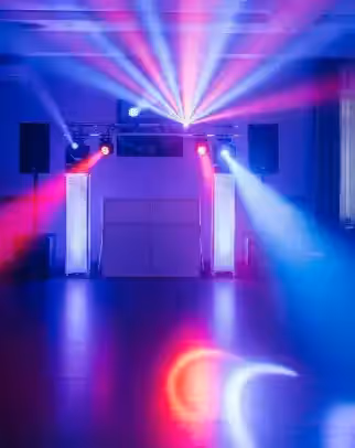 Montaje profesional de 16 PAR LED en evento nocturno
