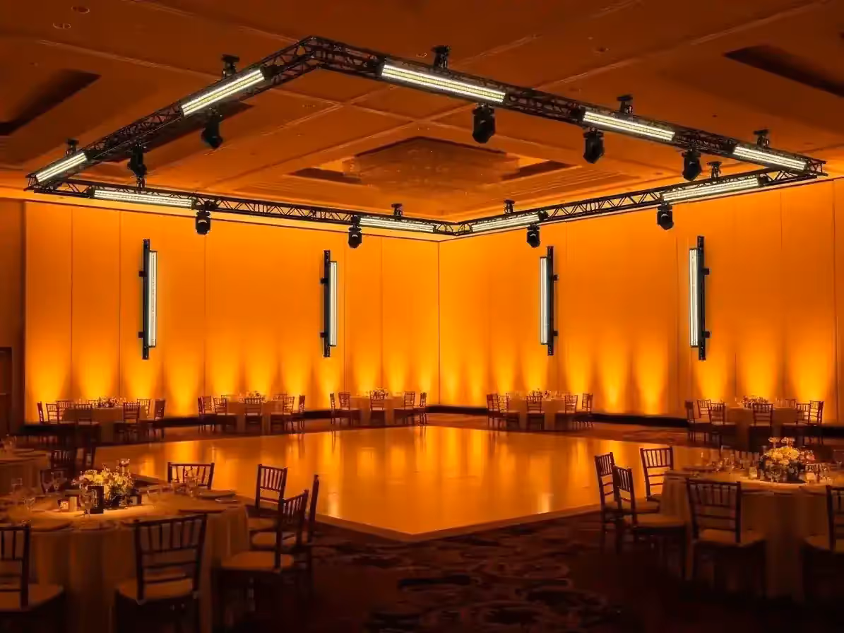 Salón con columnas integradas al ambiente morado