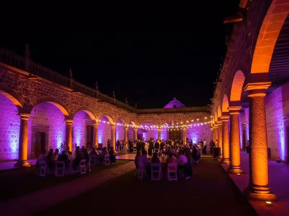 Boda en jardín con perímetro de luz cálida al anochecer