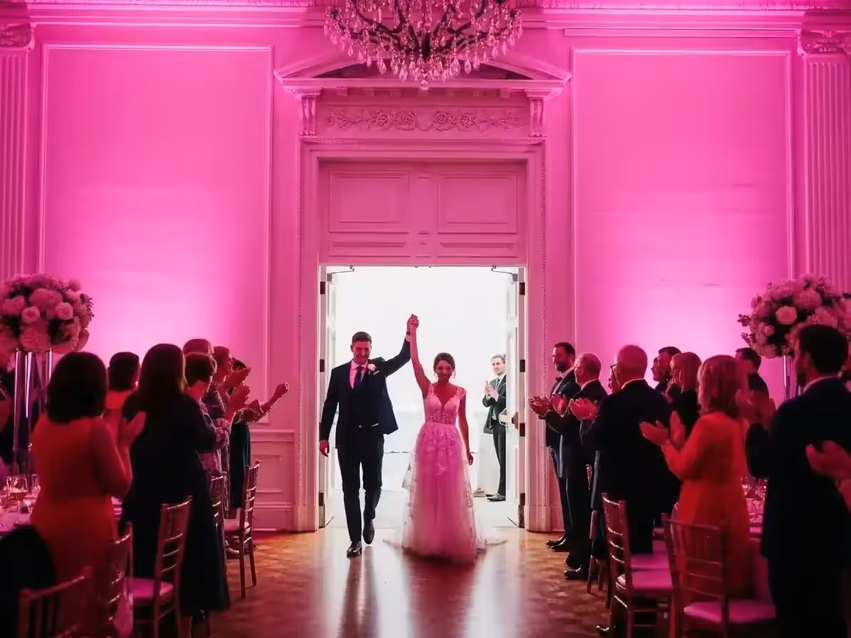 Recorrido de entrada triunfal de una boda marcado con luz de color