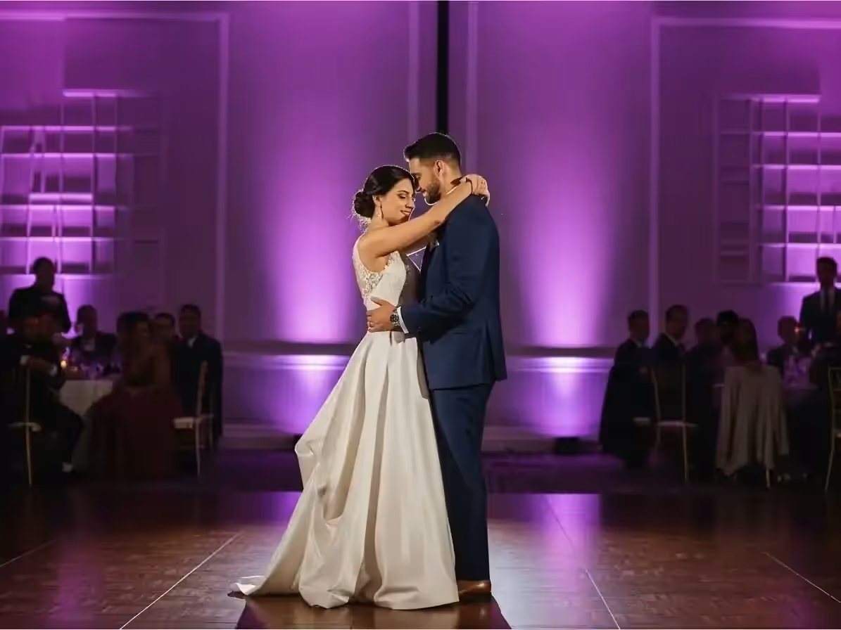 Primer baile de novios con iluminación ambiental