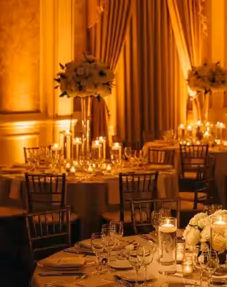 Jardín de boda iluminado como zona independiente del salón
