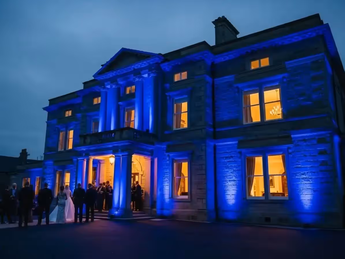 Área exterior de un evento resuelta con luminarias a batería