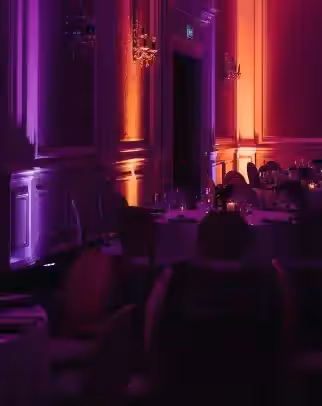 Salón de evento social con su color de zona encendido