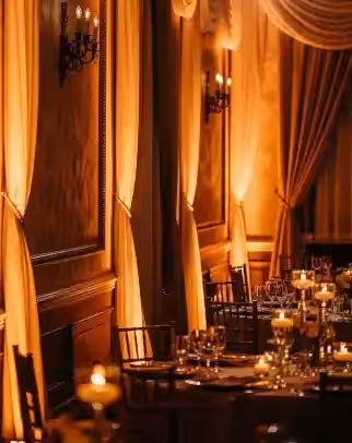Luminarias PAR RGBW montadas en salón de eventos capitalino