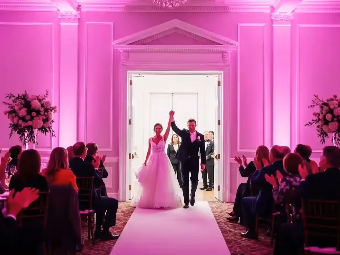 Entrada de los novios recibida con luz rosa