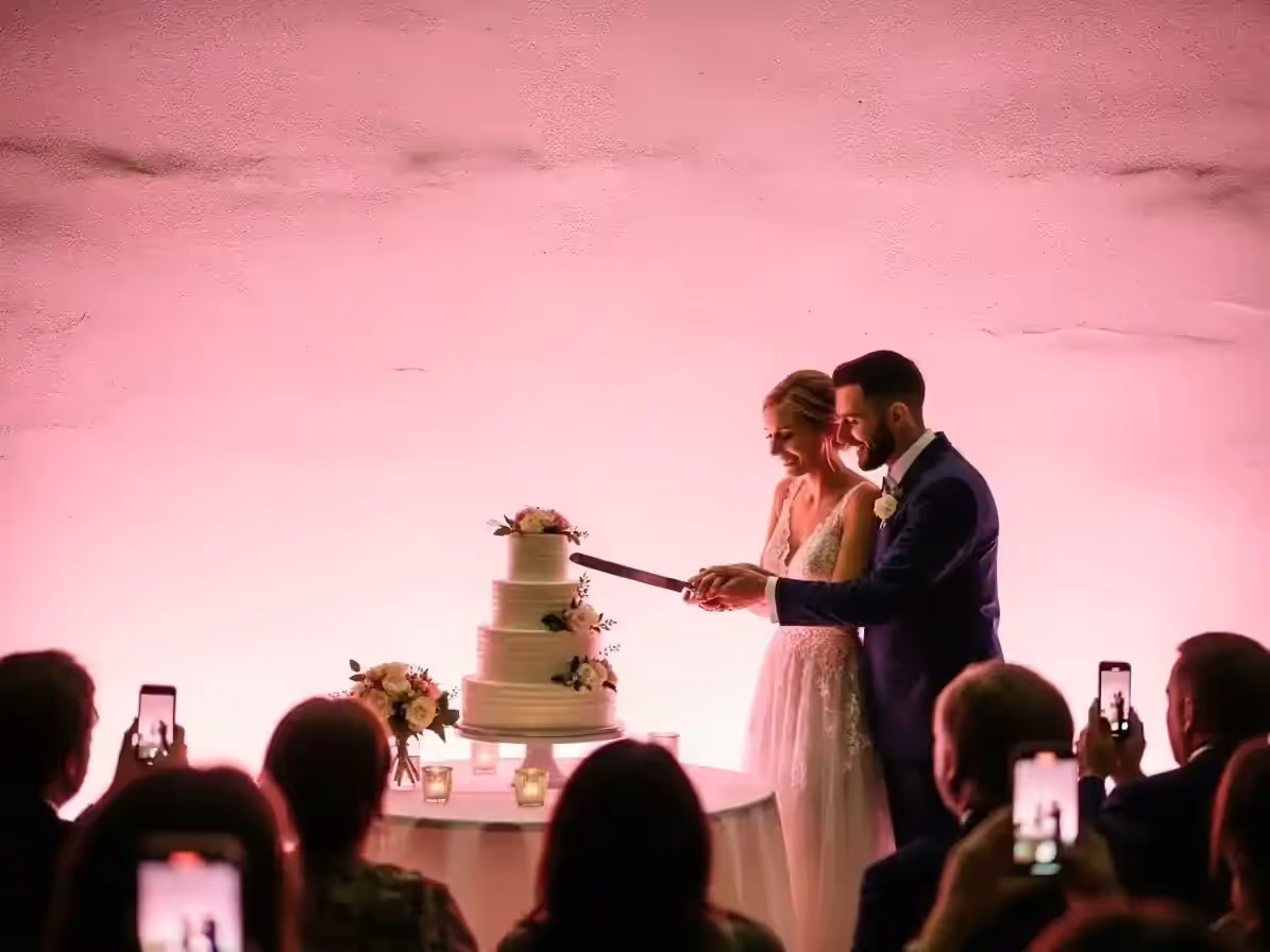 Zona del pastel de boda con acento de luz rosa