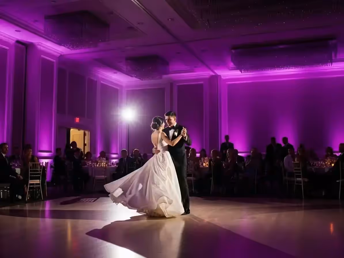 Recepción elegante con reparto de PAR LED adaptado al salón