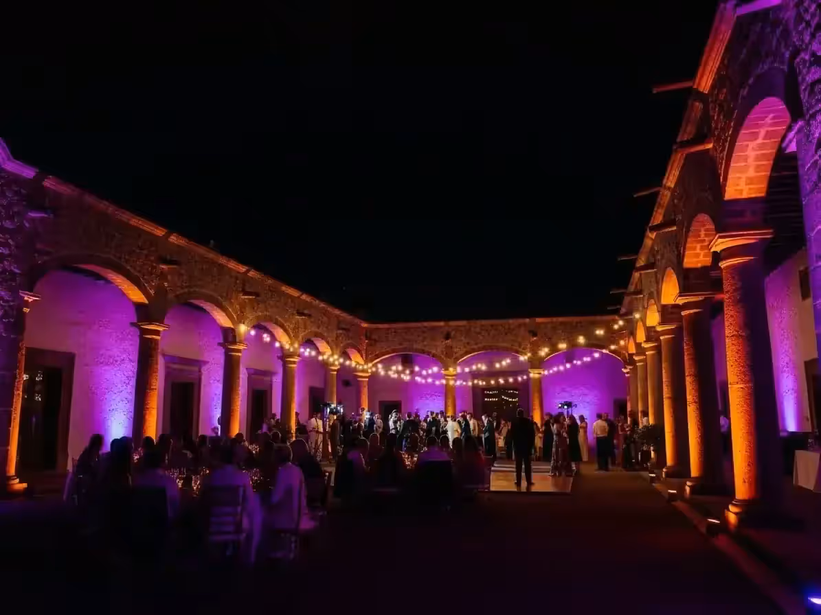 Ceremonia al aire libre en ámbar dentro de un venue de varias áreas