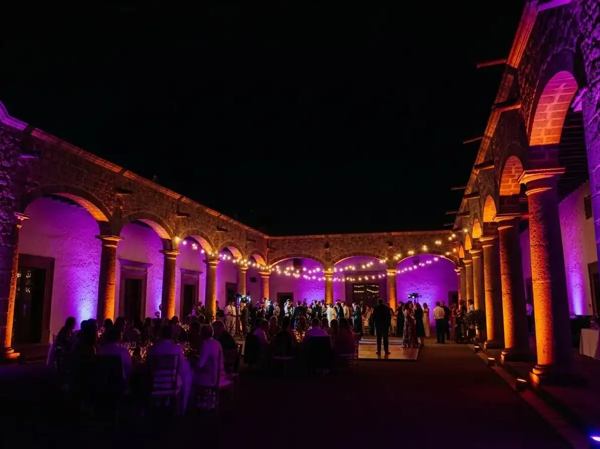 Renta de luces ambar para ceremonia exterior en hacienda