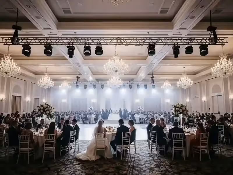 Mesa de banquete elegante con acento de color