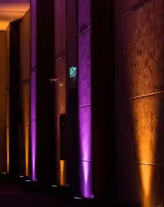 Salón chico ambientado con luz y audio del combo básico