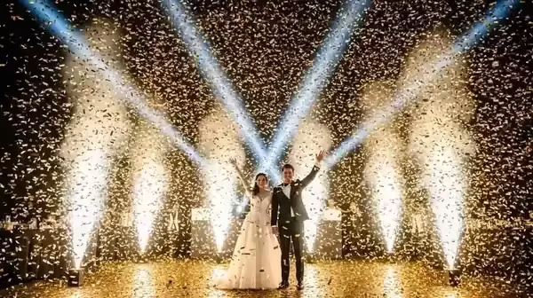 Máquina de confeti en celebración de novios