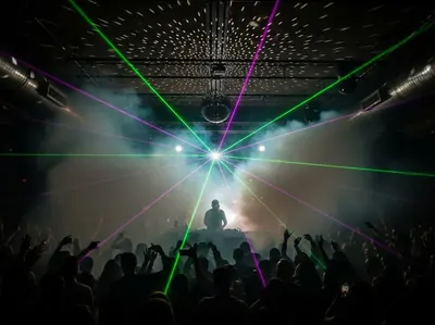 Hazer definiendo haces de luz en fiesta
