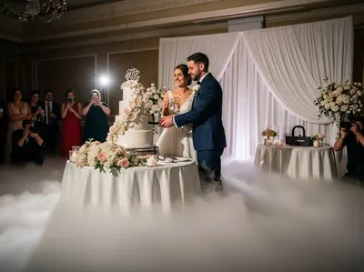 Brindis con humo bajo en recepcion de boda