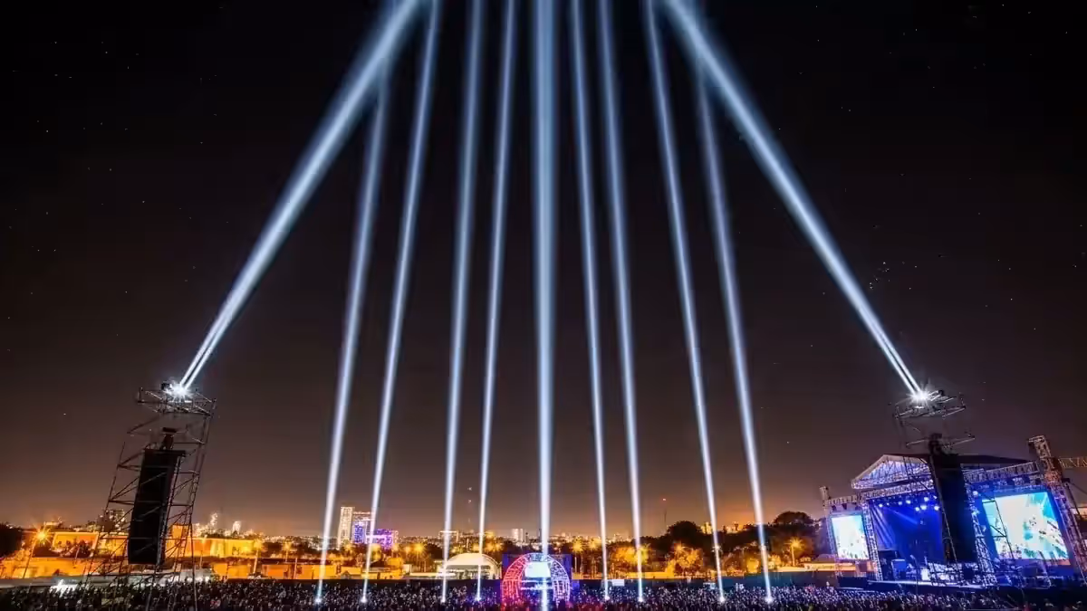 Sky trackers y planta de luz en evento masivo
