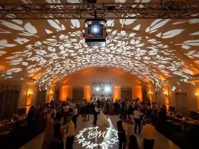 Proyección de gobo con marca en evento corporativo