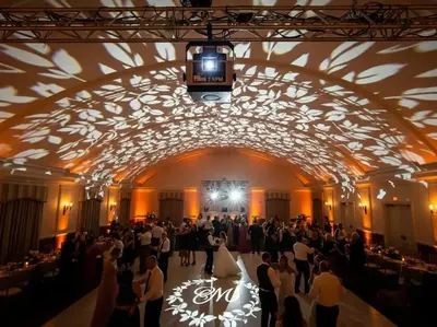 Logo proyectado en fachada de hacienda