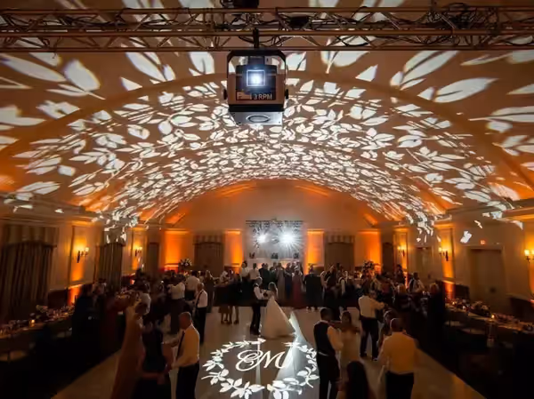 Gobos iluminando marca en evento