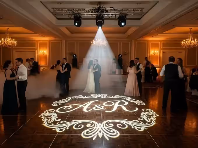 Gobo personalizado proyectando logotipo en evento