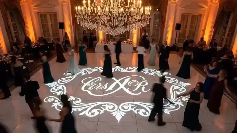 Gobo proyectando monograma elegante en boda