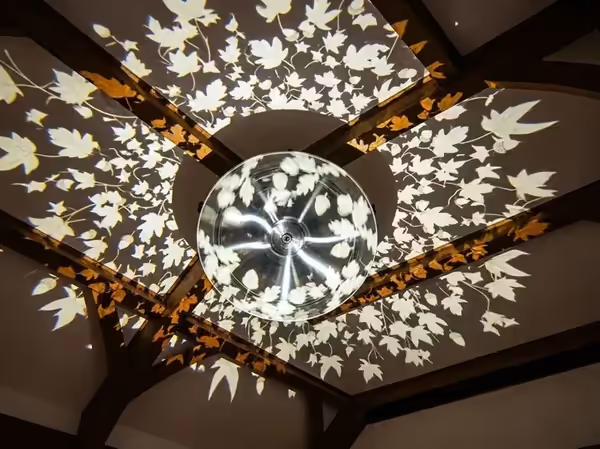 Gobo proyectando monograma en boda con luz cálida