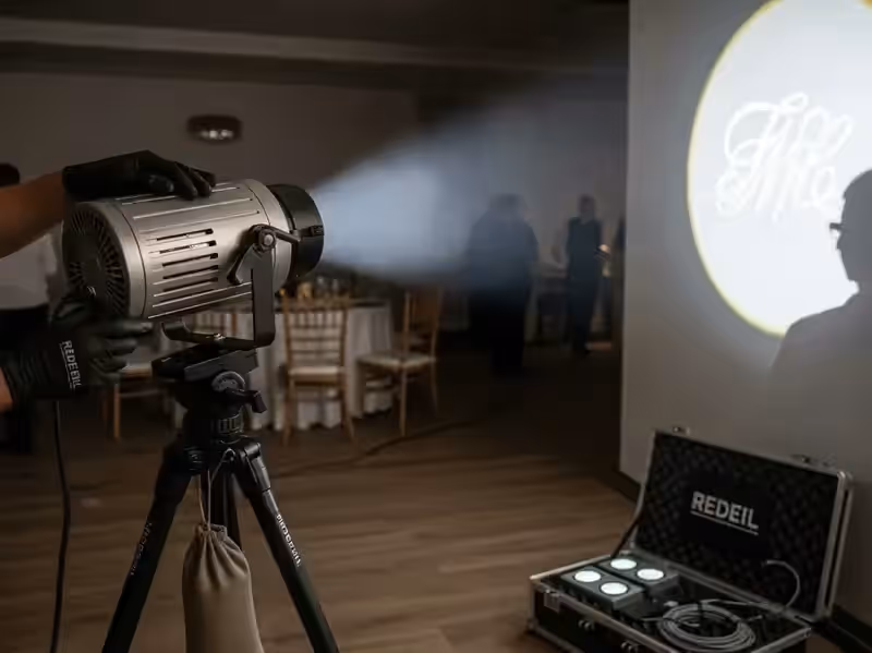 Logo proyectado con gobo en fiesta
