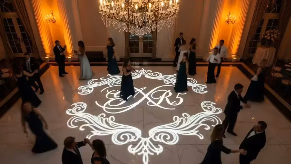 Monograma de novios proyectado en pista de baile