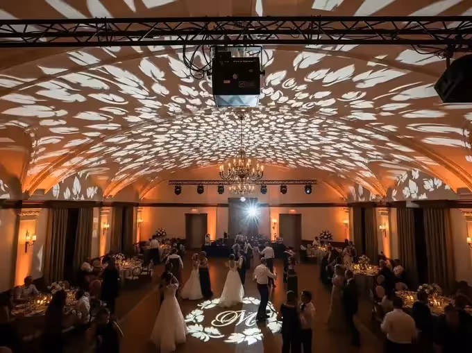 Proyector de gobo creando una proyección personalizada para celebración de quince años