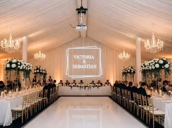 Renta de proyección de monograma para boda en CDMX