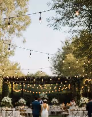 Guirnaldas vintage en jardín exterior para boda