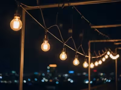 Detalle de foco de filamento vintage encendido en la guirnalda de renta