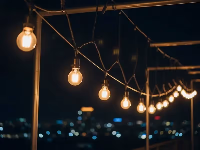 Focos Edison de filamento vintage encendidos en guirnalda