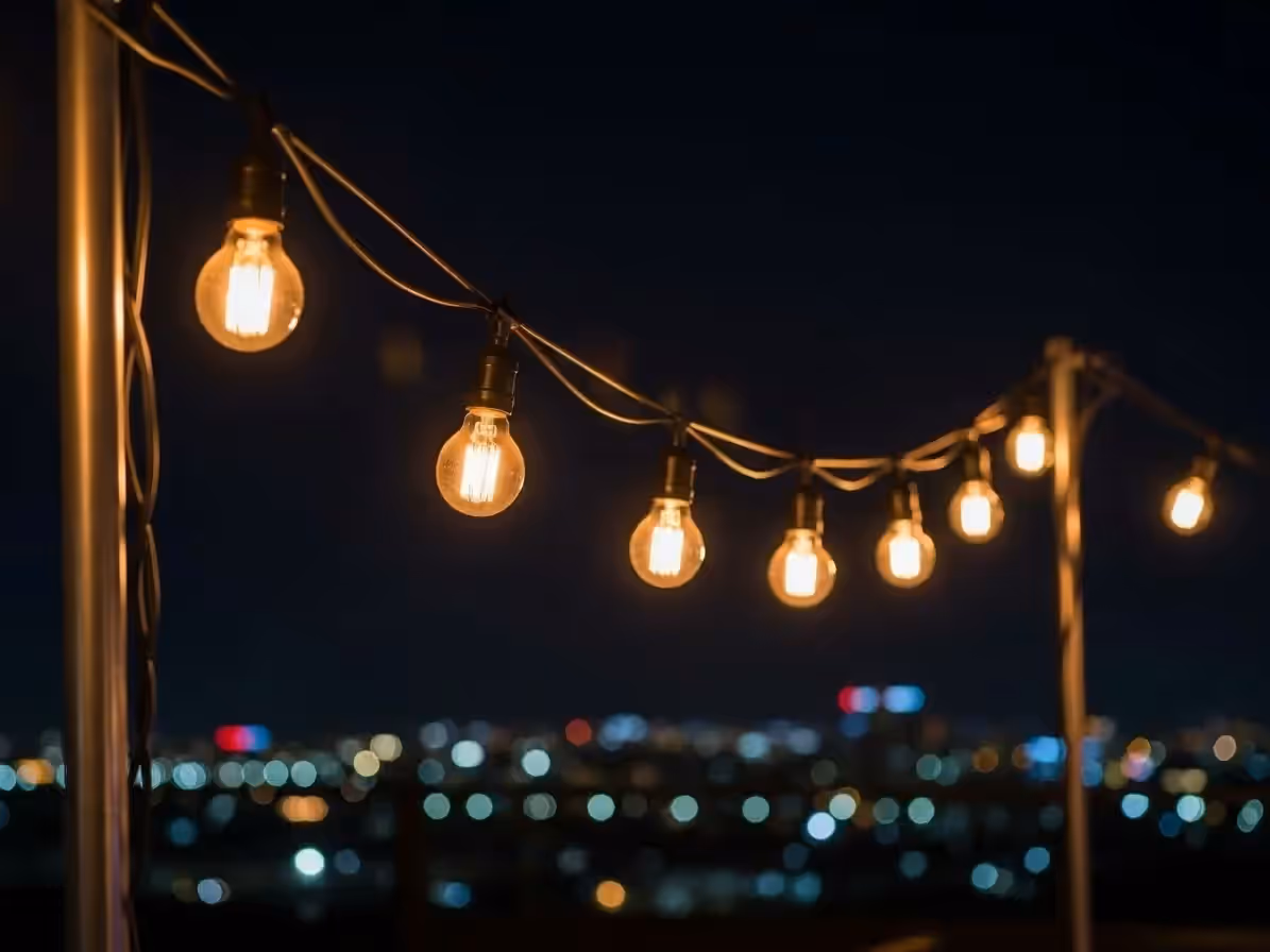 Guirnaldas de focos vintage en evento social corporativo en CDMX