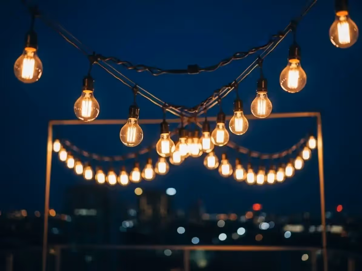 Guirnaldas de luz cálida iluminando fiesta nocturna