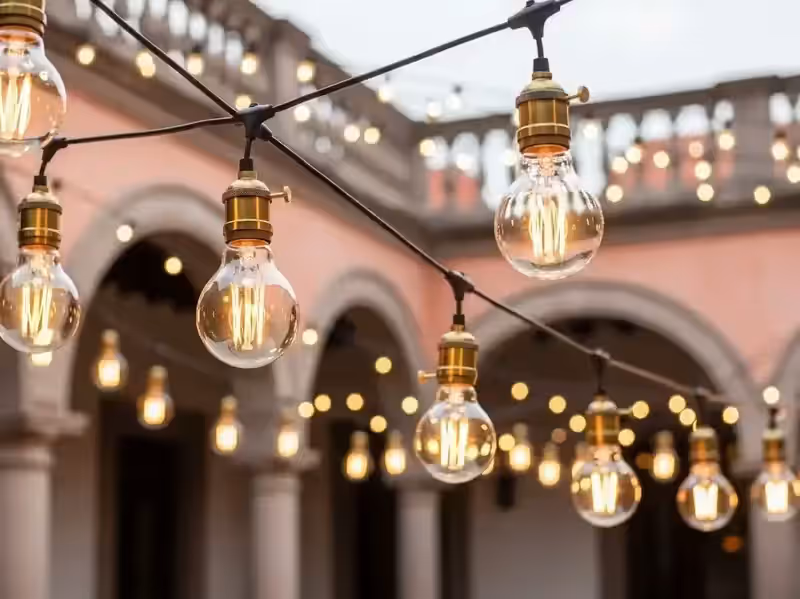 Recepción de boda en hacienda colonial con guirnaldas