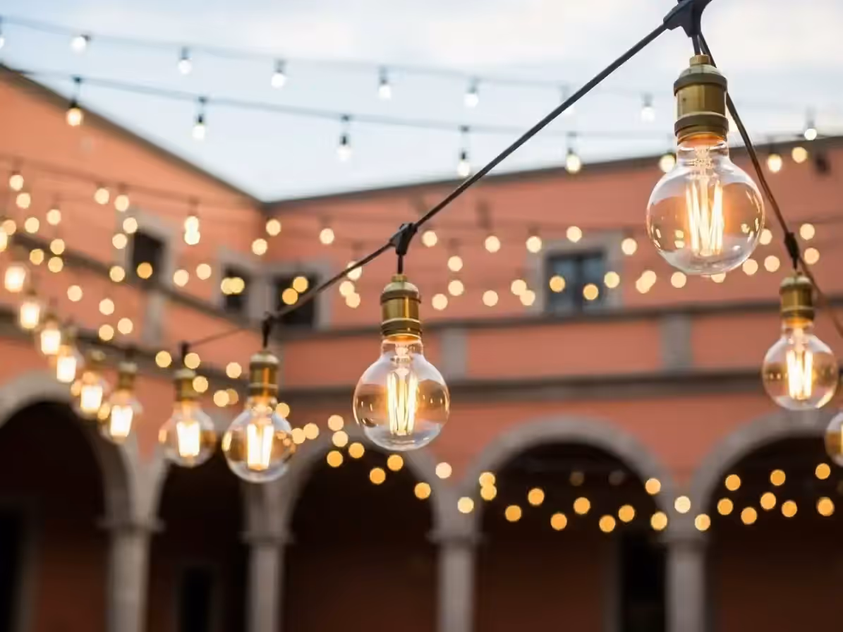 Iluminación con guirnaldas en hacienda al caer la noche