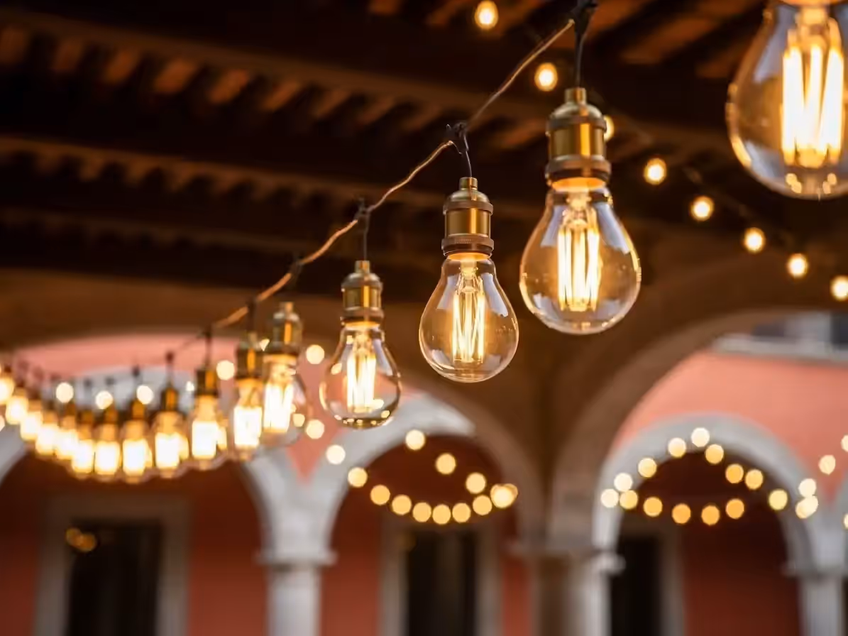 Luces colgantes sobre pasillo de evento al aire libre