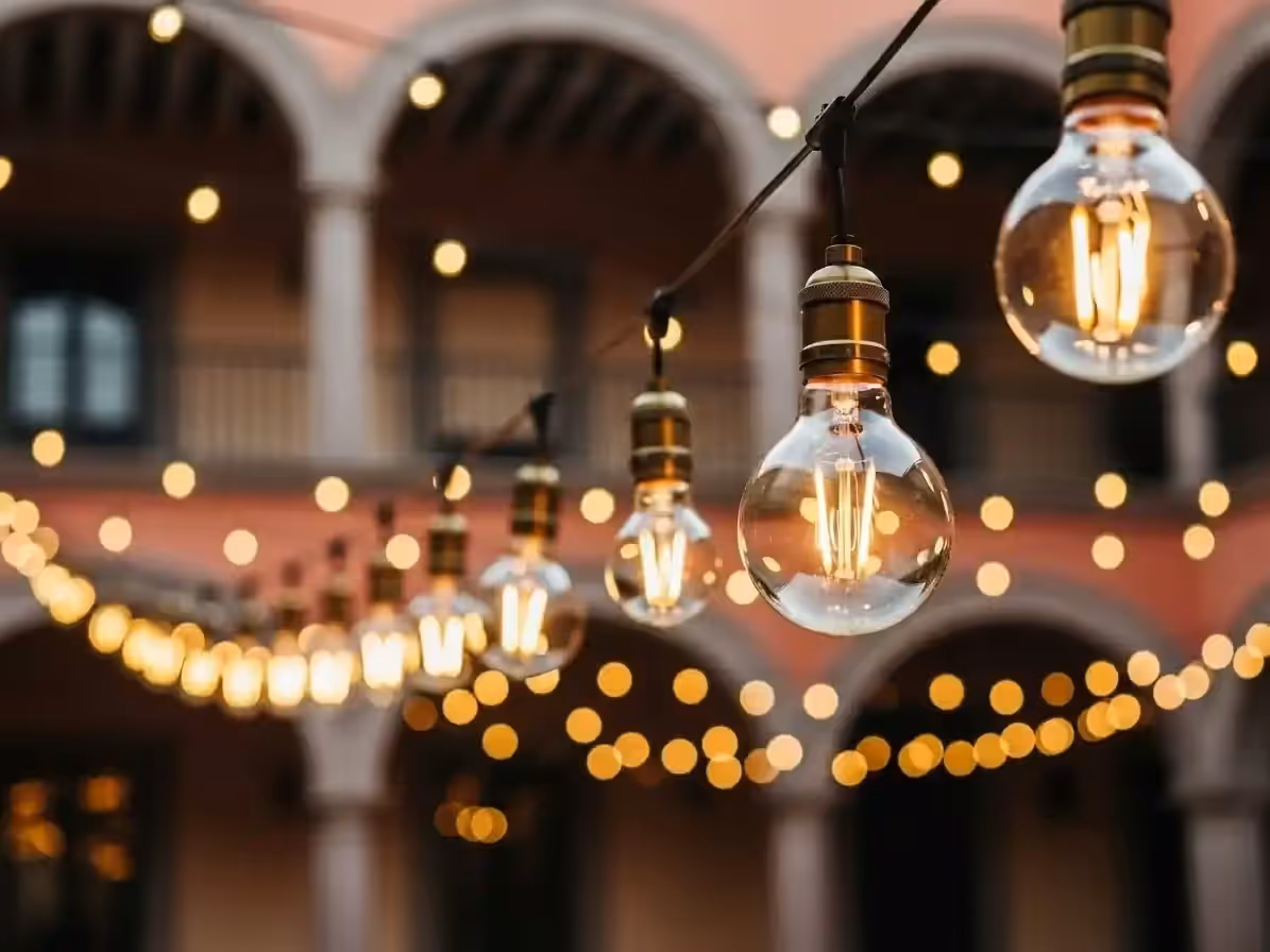 Luces colgantes tendidas en el patio de una hacienda