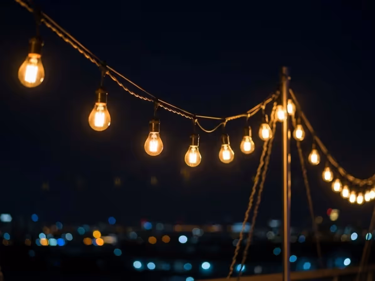 Series de luces vintage con focos Edison rentadas para evento nocturno en CDMX