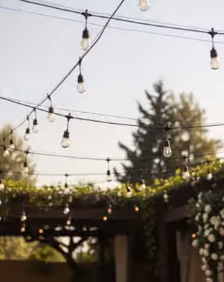 Cielo de guirnaldas Edison cruzadas sobre pista de baile en boda