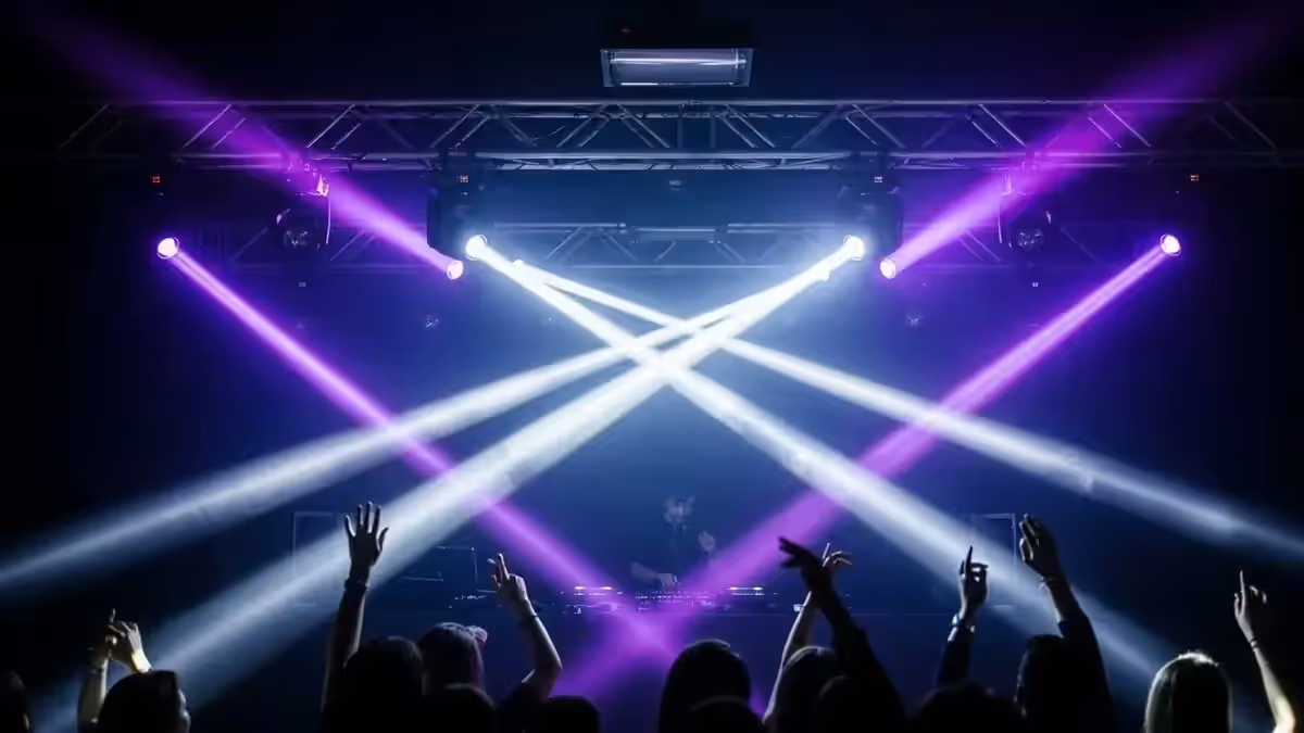DJ y luces para fiesta con pista de baile iluminada