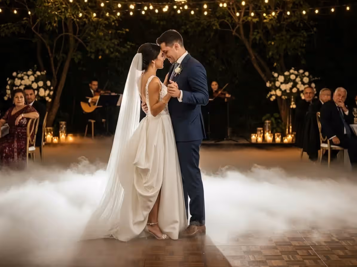 Capa de niebla movida por el aire en una boda de jardín