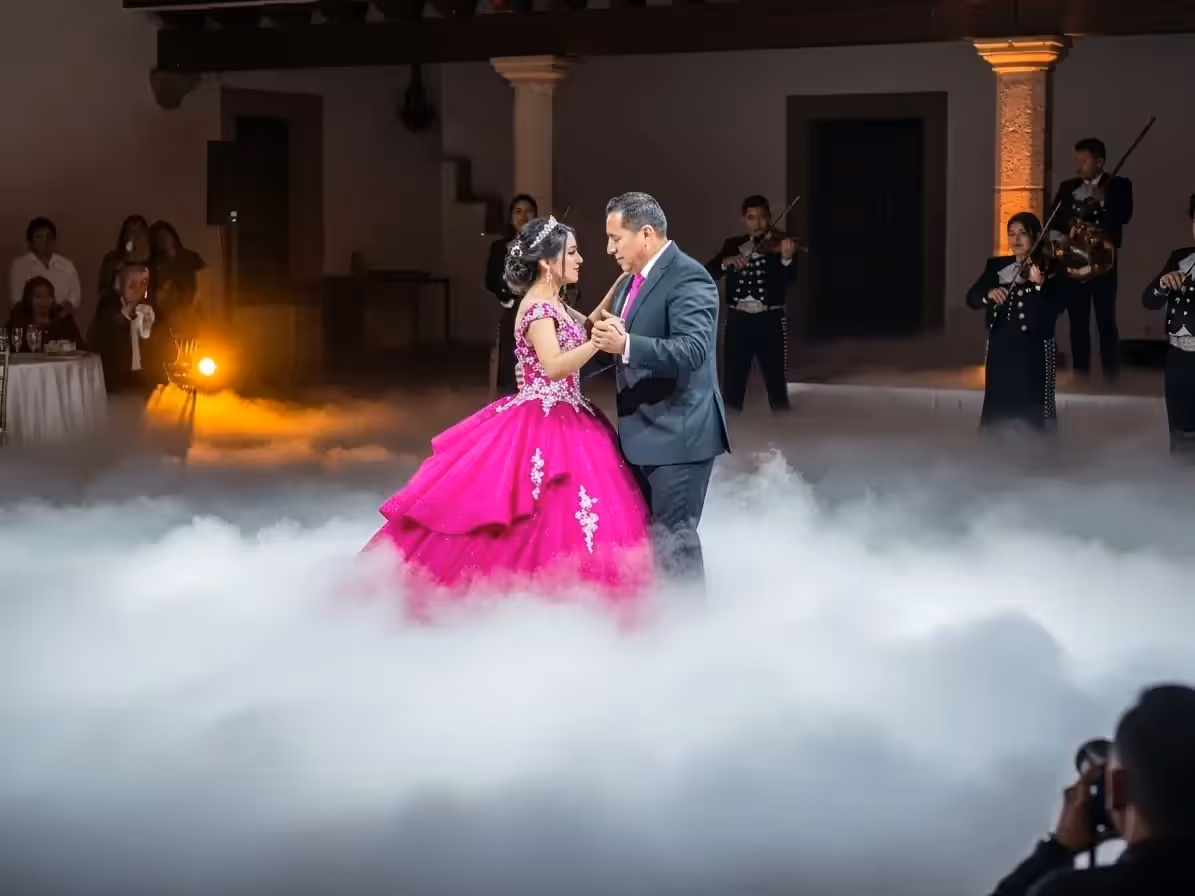Primer vals de boda con una sola activación de niebla baja