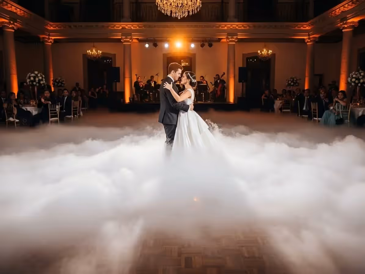 Vals de XV años con niebla baja en la segunda activación de la noche