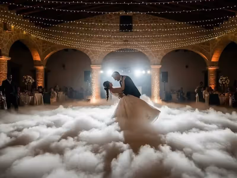Novios cruzando la puerta del salón sobre una capa de niebla baja