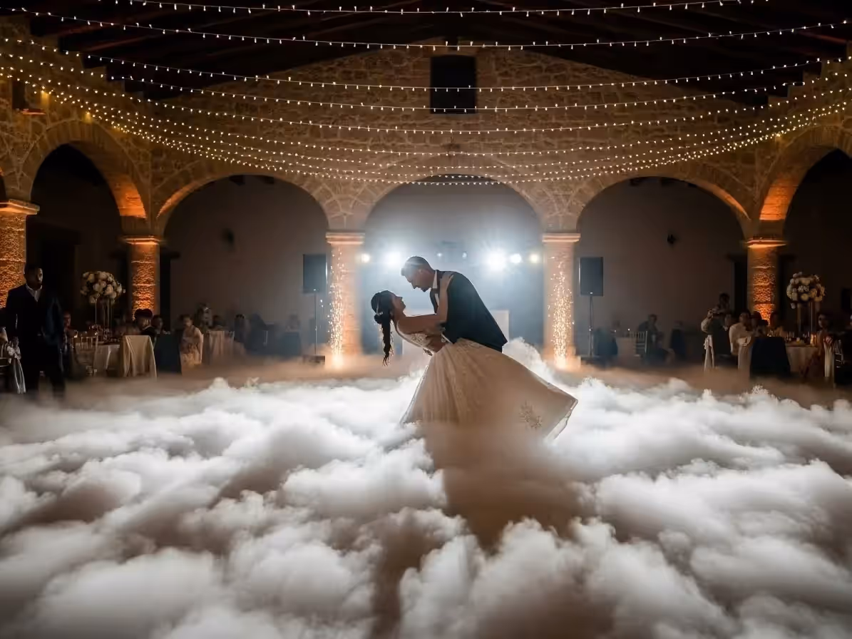 Entrada de novios al salón con efecto de humo bajo
