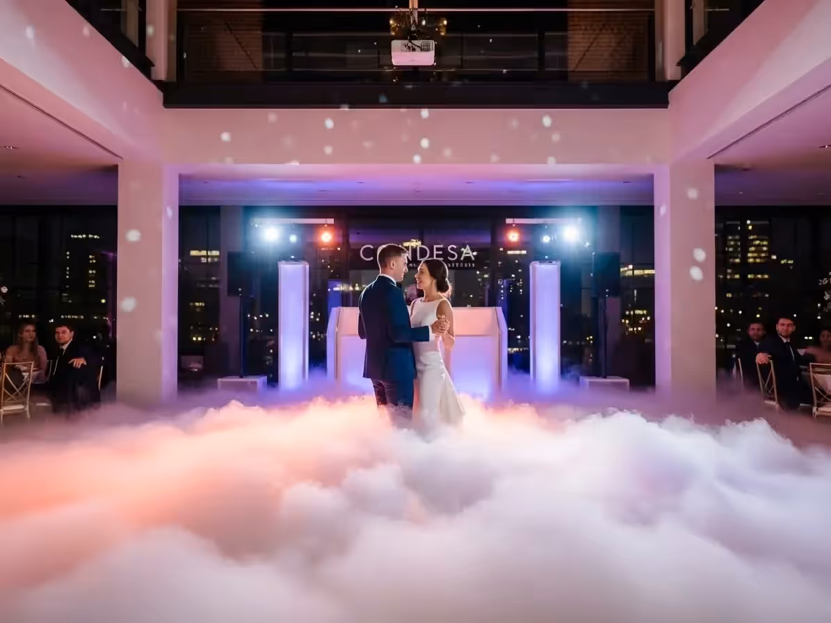 Niebla baja de glicol cubriendo el centro de la pista en un vals elegante