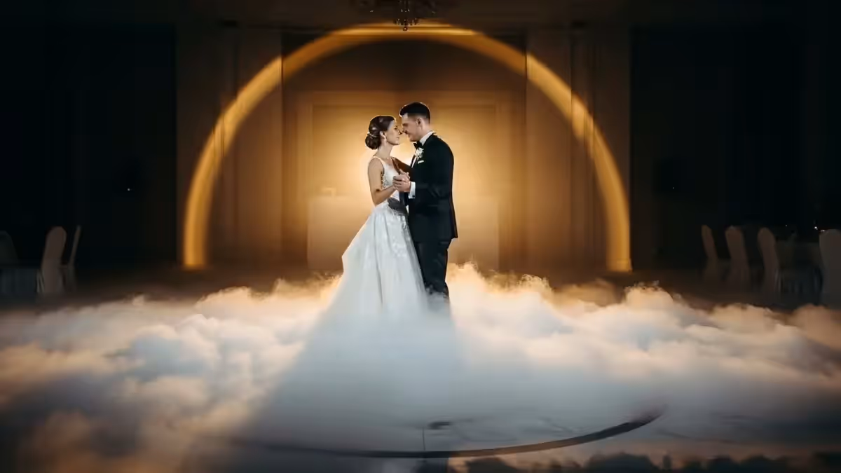 Primer baile con niebla baja en el piso y el seguidor sobre los novios
